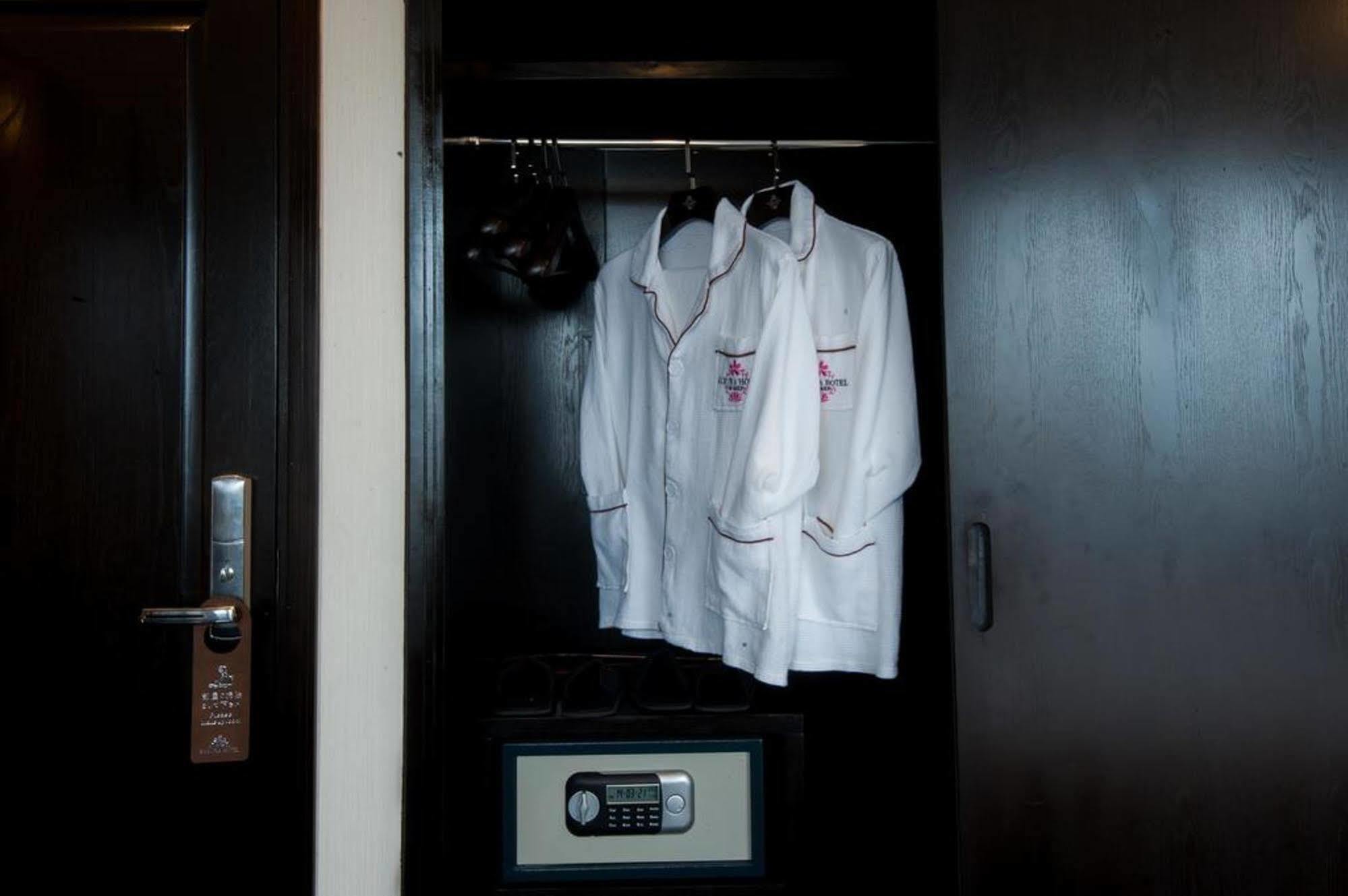 Sakura Hotel Hanoi Bagian luar foto